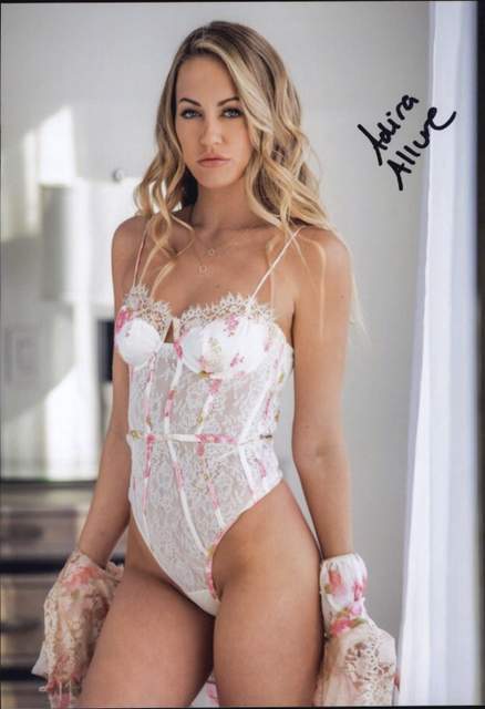 Adira Allure signed model 8x10 Photo -PROOF- -CERTIFICATE-  (A0014)