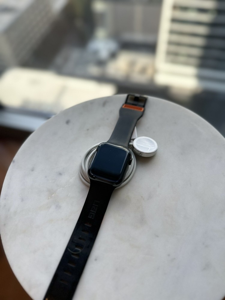 Apple Watch Series 5 (Stainless Steel 44mm GPS + Cellular - Unlocked)