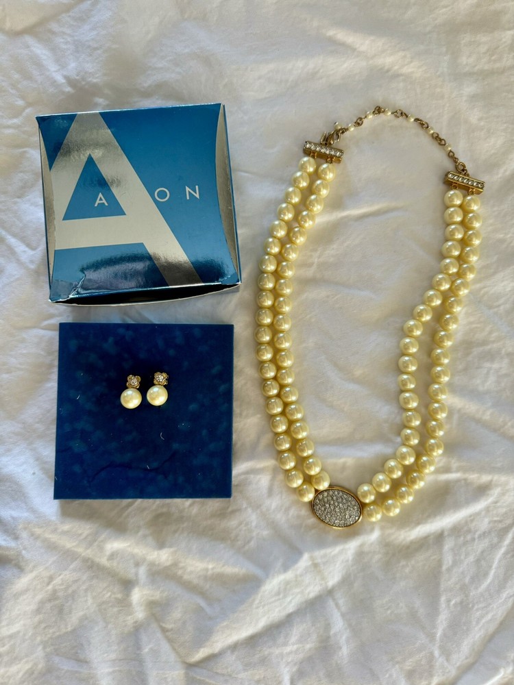 AVON Necklace & Earrings Clip-On President’s Recognition Pearlesque 2005 Lovely