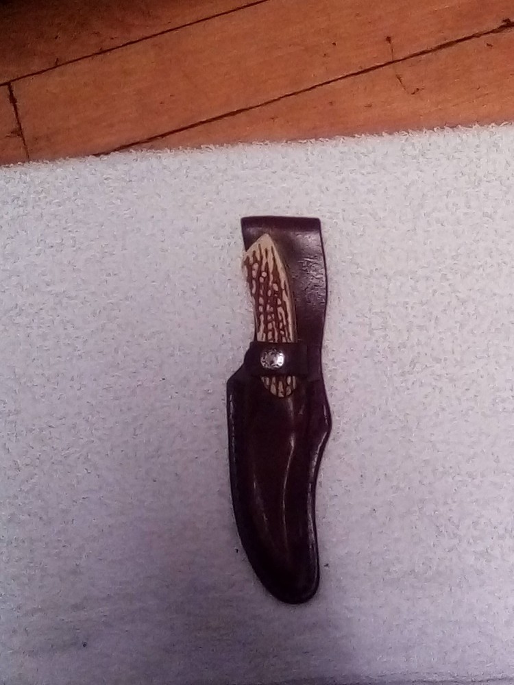 Mossy Oak 7In Fixed Blade Knife with Gut Hook Bone Handle and Sheath