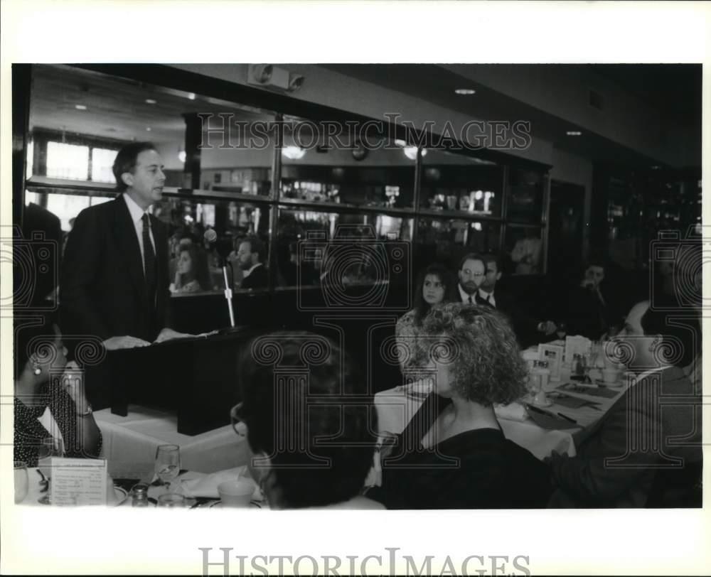 1993 Press Photo Former NBC president Brandon Tartikoff speaks at Ad Club-image