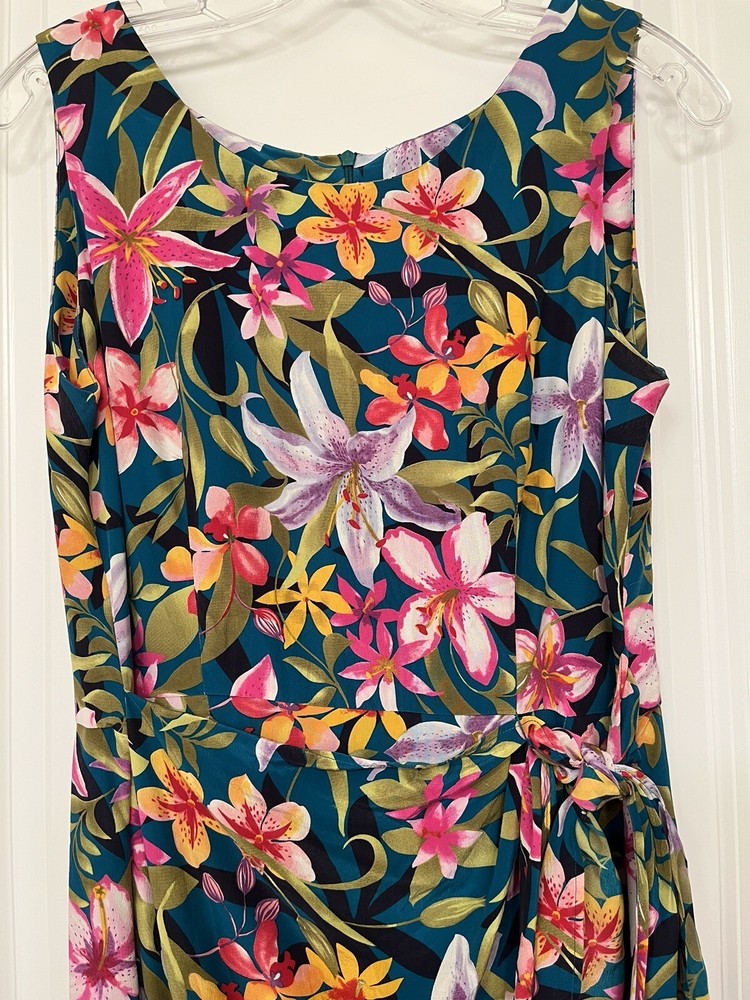 Precioso Vestido Robbie Abeja Floral Sin Mangas Seda Midi con Envoltura Imitada Talla 8 Pequeño-image