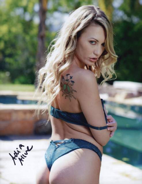 Adira Allure signed model 8x10 Photo -PROOF- -CERTIFICATE-  (A0035)
