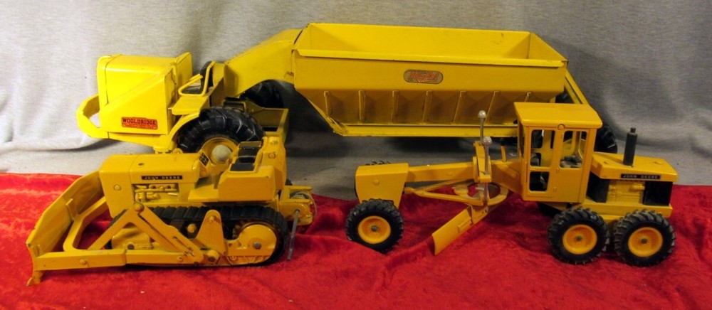 LOT THREE VINTAGE JOHN DEERE ERTLE WOOLDRIDGE CONSTRUCTION VEHICLES (EZS001286)