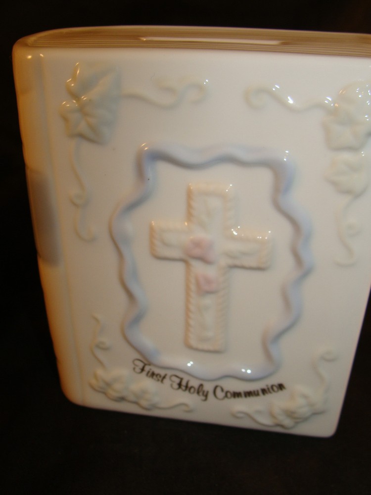 FIRST HOLY COMMUNION BOOK SAVINGS BANK. BY RUSS BERRIE & CO. Blue box a1