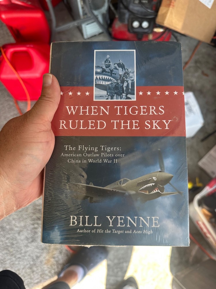 Flying Tigers: American Outlaw Pilots in WWII China - Bill Yenne 2016 Hardcover