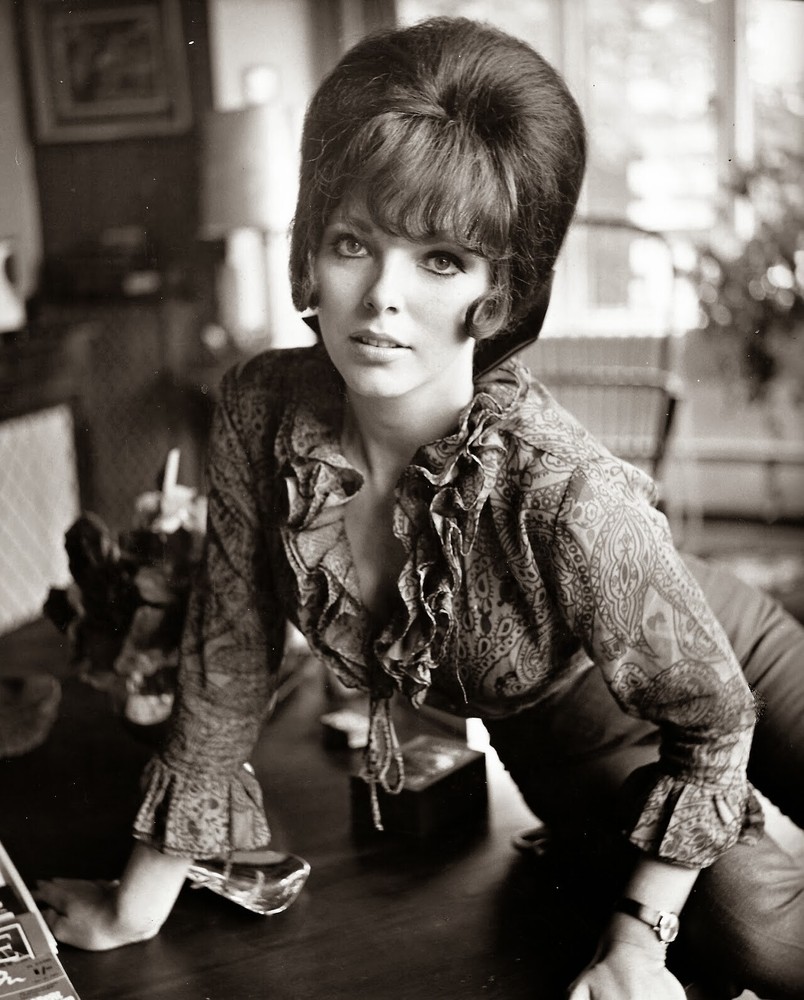 Joan Collins  With Elegant High Style 8x10 Picture Celebrity Print