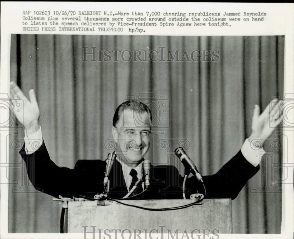1970 Press Photo Spiro Agnew waves to supporters at rally in North Carolina
