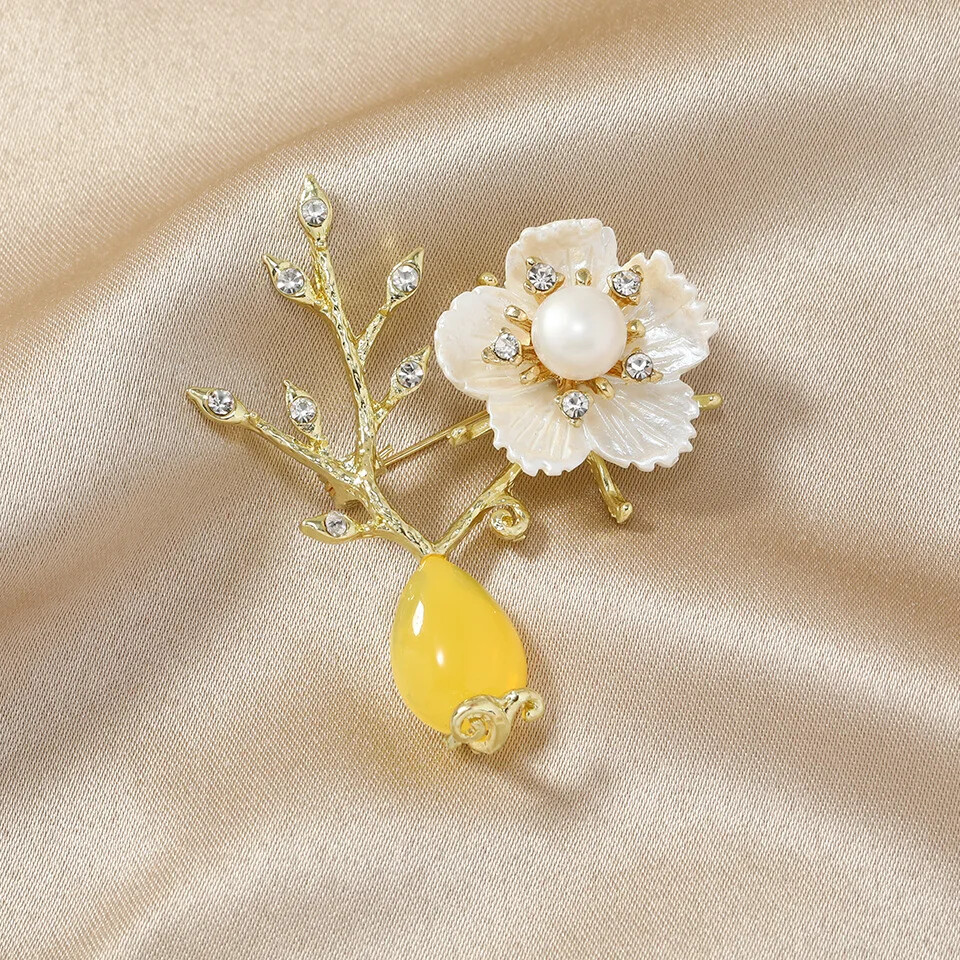 New Shell Pearl Brooch for Men and Women Feathers Flowers Simple Accessories