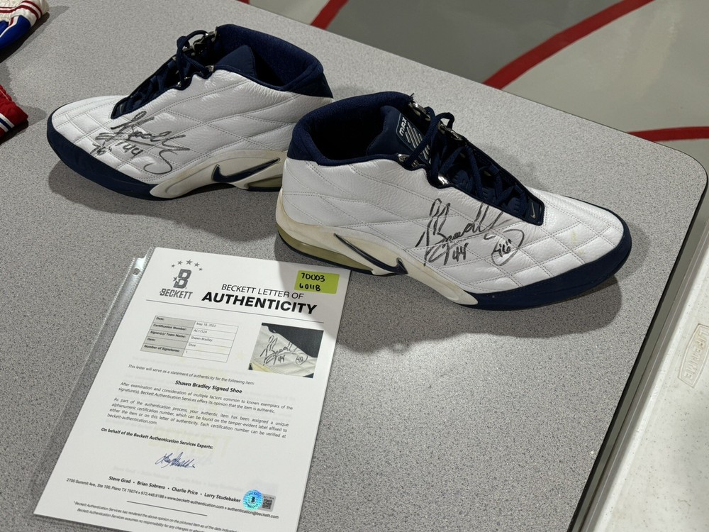 Dallas Mavericks 2001 NIKE AIR MAX Game Worn Dual Signed By Shawn Bradley  COA