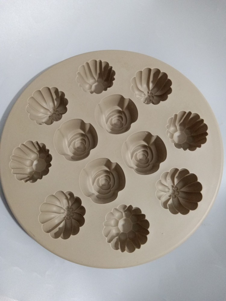 Pampered Chef 13 Inch Silicone Floral Cupcake Pan with 12 Flower Molds