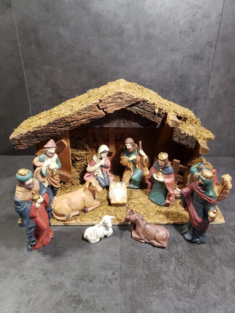 11 Piece Christmas Nativity Set with Ceramic Figures and Wooden Stable Moss