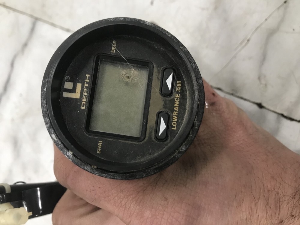 94 Four Winns 278 Vista Boat Lowrance 3500 depth gauge meter display