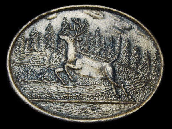 KL15107 VINTAGE 1970s ***BIG BUCK DEER RUNNING THROUGH STREAM*** BELT BUCKLE