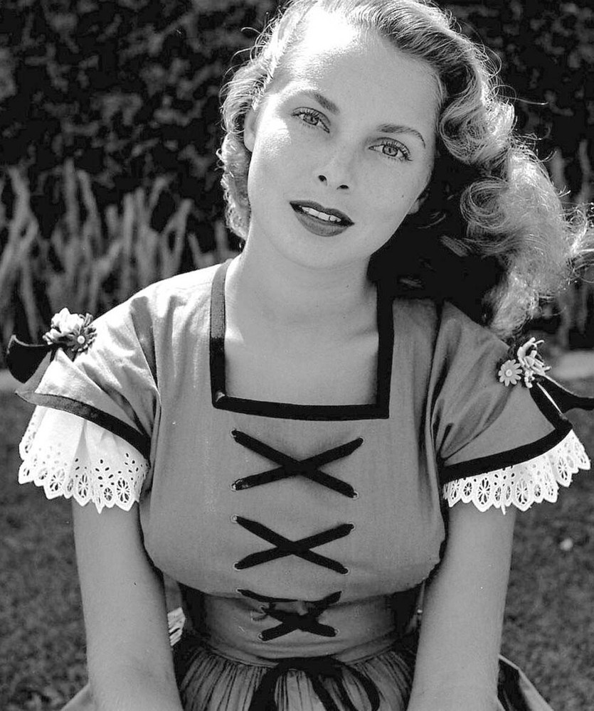Janet Leigh Posing For Photo 8x10 Picture Celebrity Print