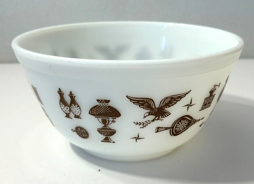 Pyrex Glass #402 Early American Pattern 1-1/2 Qt Mixing Bow Casserole Dish White