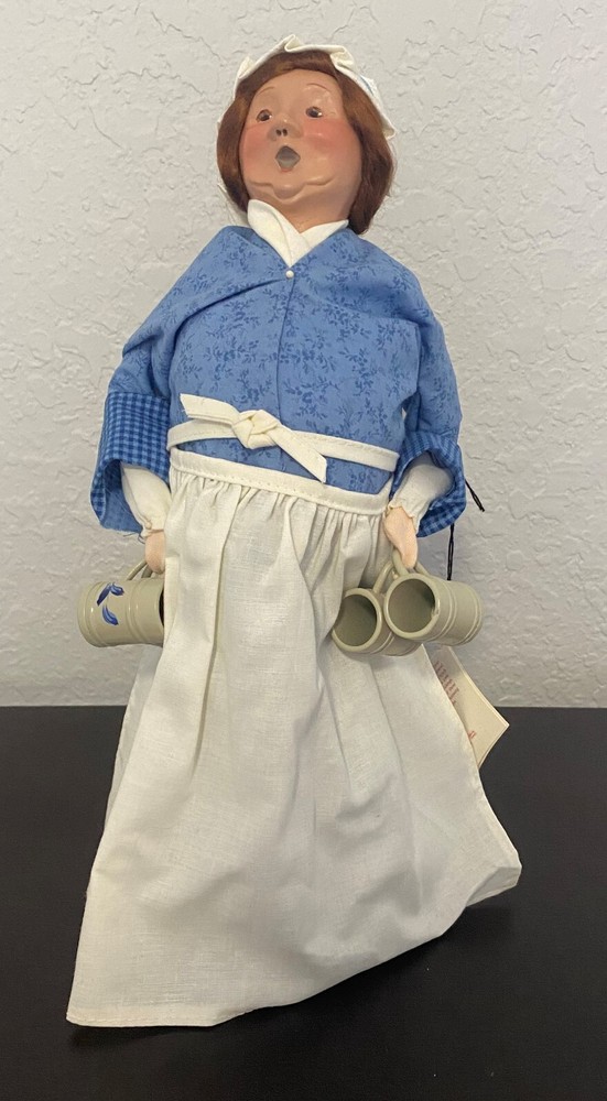 2000 Byers Choice Caroler Williamsburg Tavern Lady w/ Mugs 13