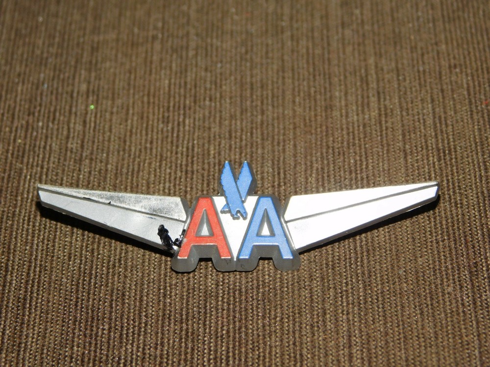 VINTAGE AIRPLANE TRAVEL AMERICAN AIRLINES AA PLASTIC SOUVENIR GIFT WINGS PIN