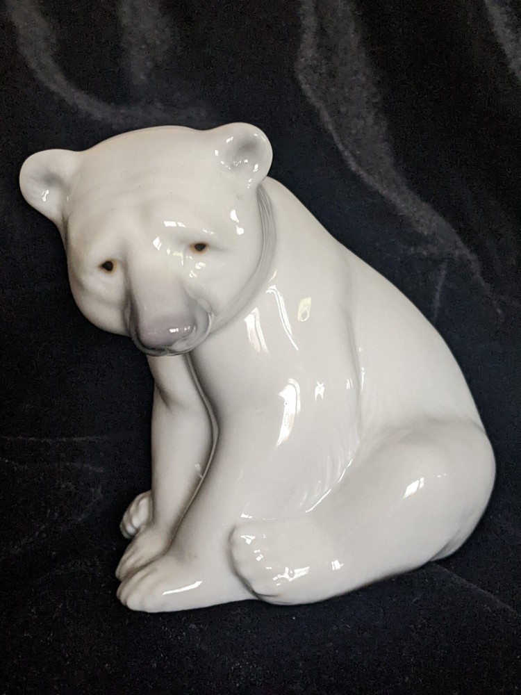 Lladro #1209 Seated Polar Bear Figurine, Excellent Condition and Gift Wrap Free!