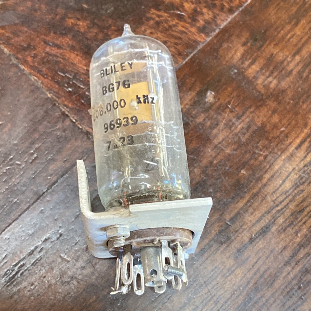 Bliley QUARTZ RADIO CRYSTAL BG7G Frequency Control & Socket