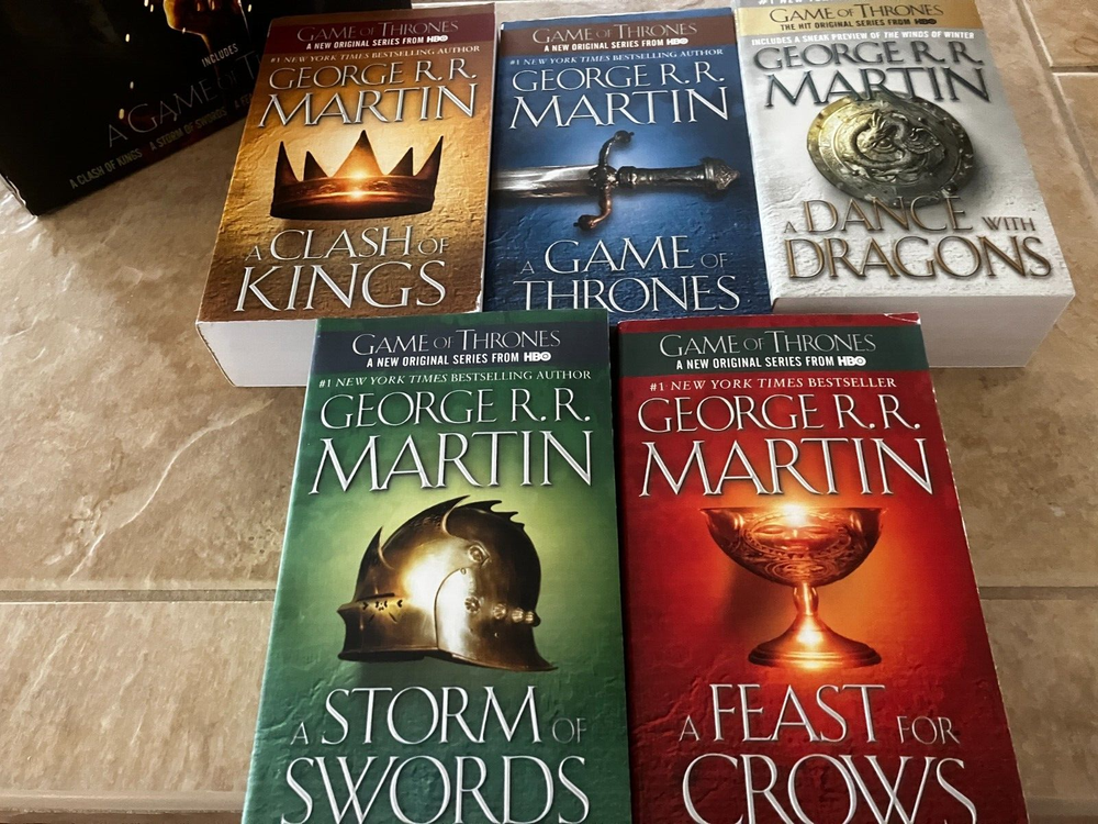 A SONG OF ICE AND FIRE George R. R. Martin - A Game of Thrones 5-Book Box Set-image