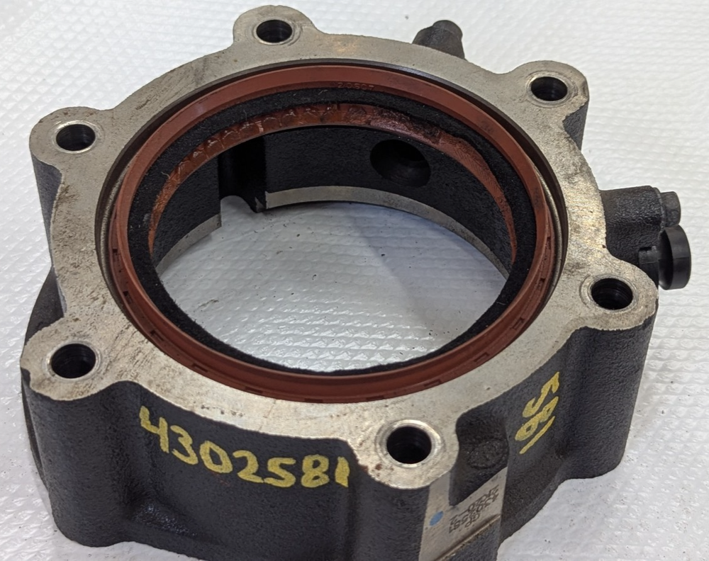 4302581 / S-2353 Eaton Fuller Rear Bearing Cover Cap Dual Push in Speedo USED