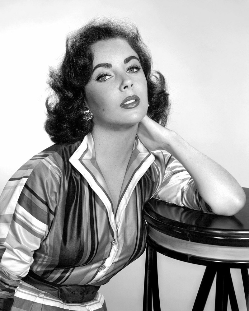 Elizabet Taylor With Hand On Neck 8x10 Picture Celebrity Print