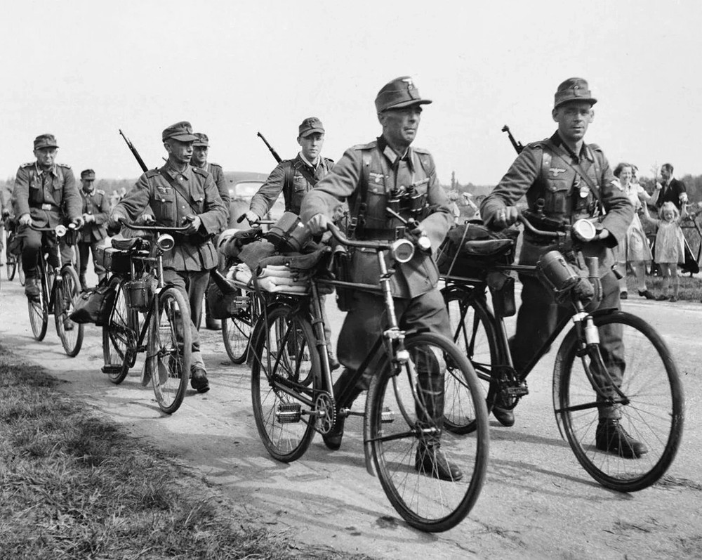 World War 2 WW2 1945 GERMAN SOLDIERS of the Wehrmacht Retro Picture Photo 8x10