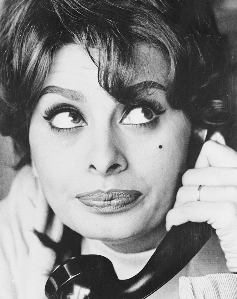 Sophia Loren With The Phone Looking To The Side 8x10 Picture Celebrity Print
