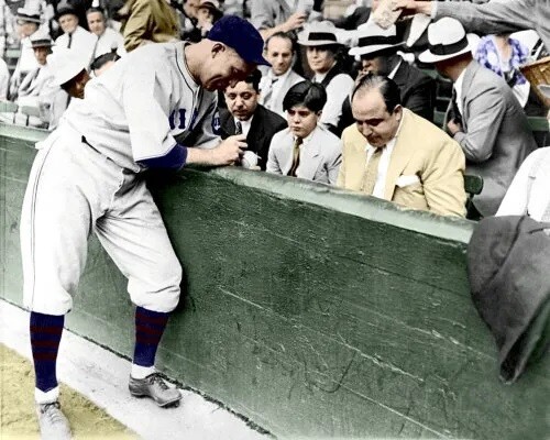 Gabby Hartnett signs autograph for Al Capone 1931 vintage 8x10 photo print