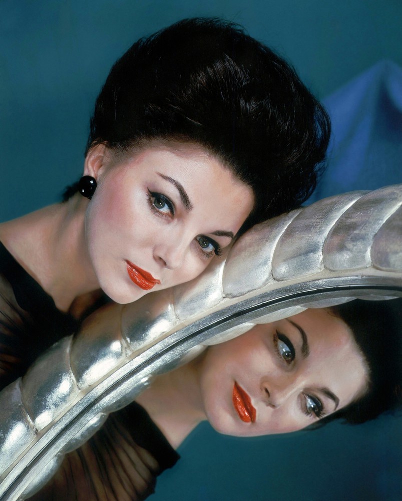 Joan Collins In The Mirror  8x10 Picture Celebrity Print