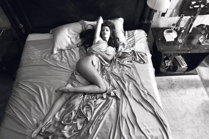 GLOSSY PHOTO PICTURE 4x6 Sofia Vergara In Bed