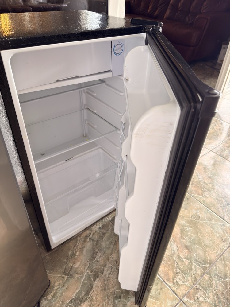 Galanz Black Compact Fridge Gloss Finish Adjustable Shelves Manual Defrost