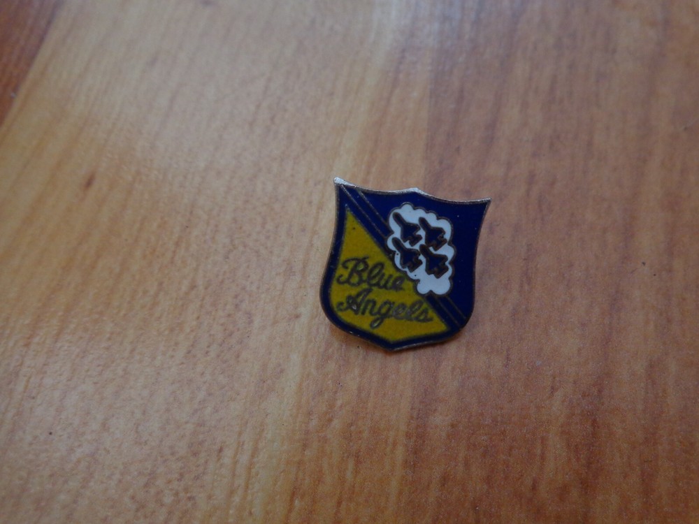 VINTAGE BLUE ANGELS US NAVY MILITARY CREST ENAMEL PIN BADGE