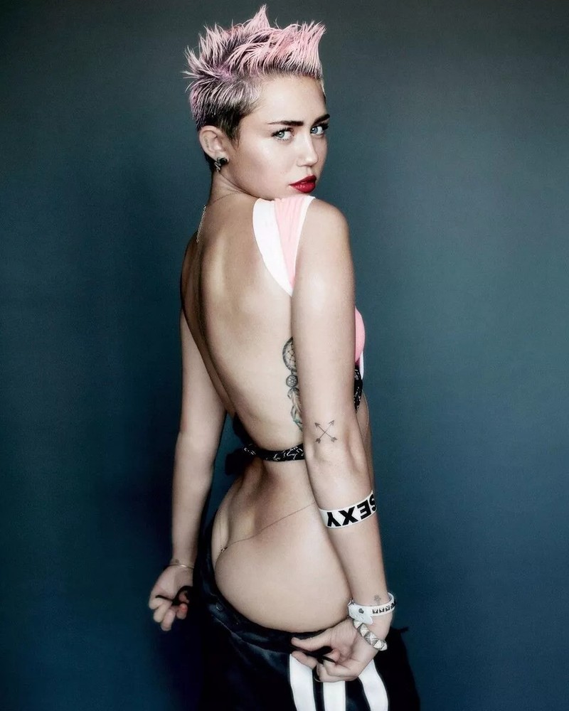 Miley Cyrus Pink Short Hair Sexy Pose 4x6 Celebrity Photo Print