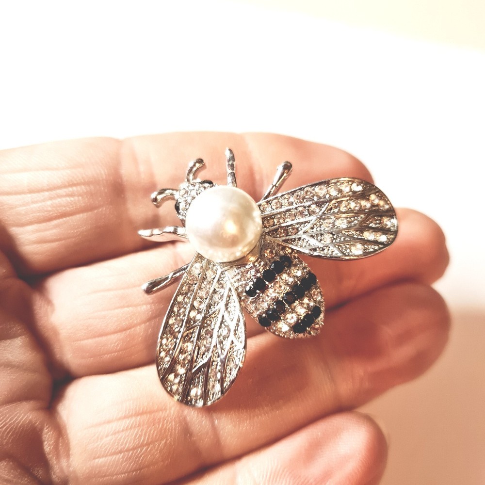 Broche de cristal negro y blanco abeja enchapado en plata-image