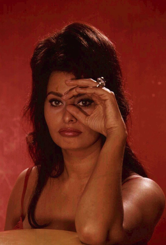 Sophia Loren With Hand In The Eye 8x10 Picture Celebrity Print