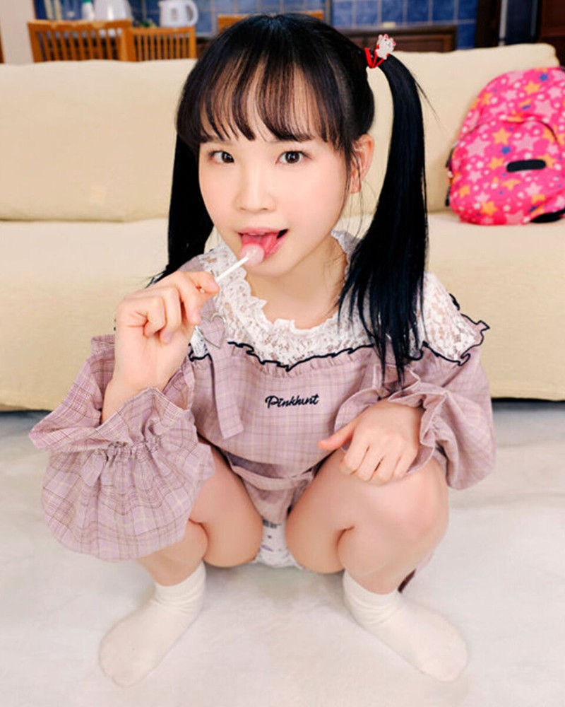 Lara Kudo With Pigtails And Lollipop On The Floor 8x10 Picture Celebrity Print