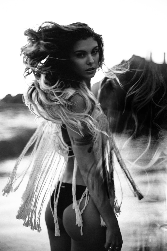 Carmella Rose Sexy Look Back 8x10 Picture Celebrity Print