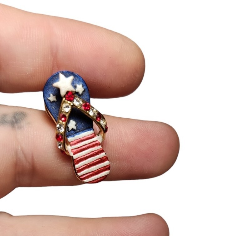 Patriotic FLIP FLOP Lapel Hat PIN Red White & Blue EUC Summer ACCESSORIES
