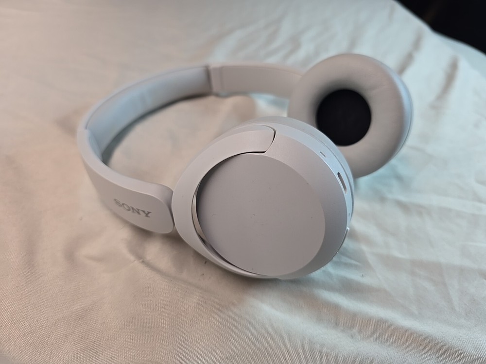 Sony WH-CH520 Wireless On-Ear Bluetooth Headphones White YY2958