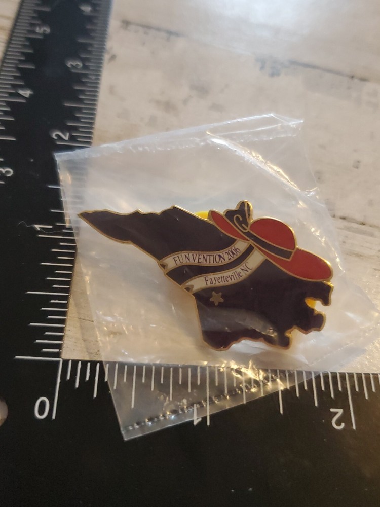 Red Hat Society Lapel Pin Funvention North Carolina 2006 pin nj