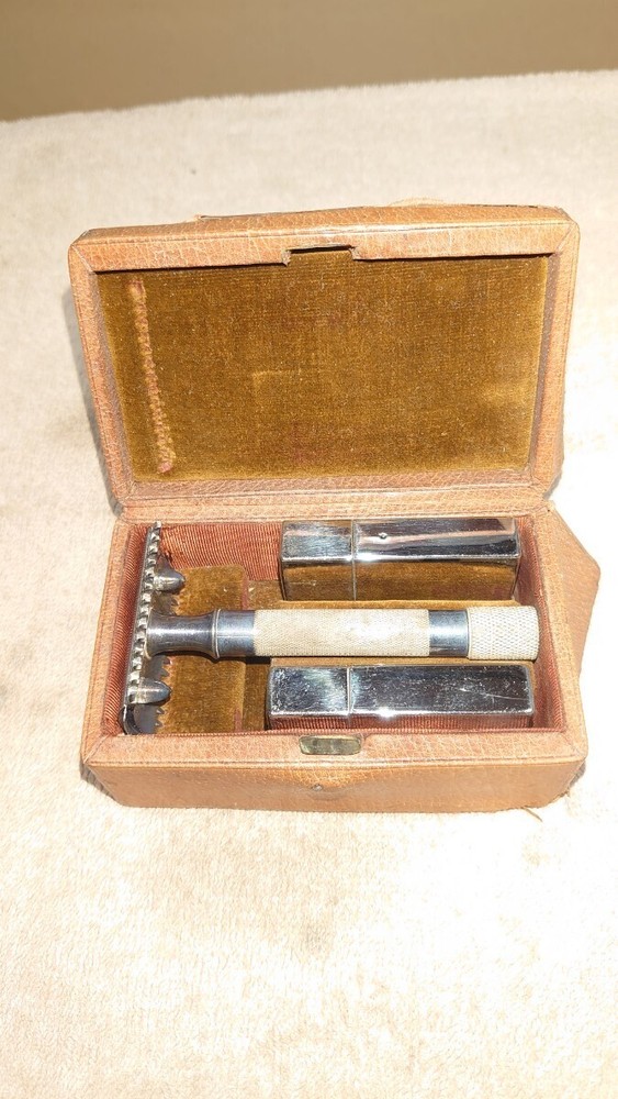 Gillette double-edged razor, 5 replacement blades, with case